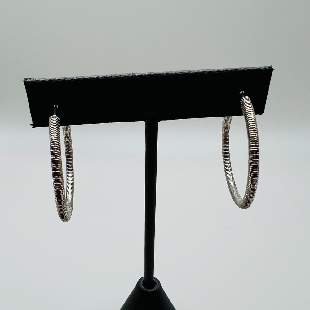 Ribbed Coil Hoop Earrings Medium Silver‎ Tone Latch Back Fashion Jewelry